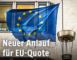 EU-Flagge vor dem Geb&auml;ude der EU-Kommission in Br&uuml;ssel