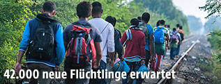 Menschen unterwegs auf einer Zugtrasse