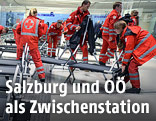 Mitarbeiter des Roten Kreuzes stellen am Salzburger Hauptbahnhof Feldbetten auf