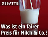 Milch wird in ein Glas gegossen