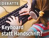 Schülerin schreibt auf einer Computertastatur