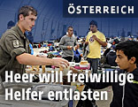 Soldat bei der Essensausgabe