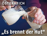 Milch wird in Glas gefüllt