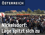 Fl&uuml;chtlinge am Bahnhof in Nickelsdorf