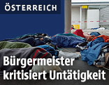 Fl&uuml;chtlinge in Flughalle