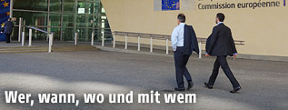 Männer in Anzügen vor dem Berlaymont-Gebäude in Brüssel
