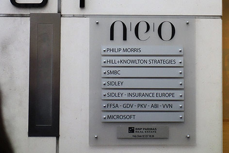 © ORF.at/Guido Tiefenthaler Türschilder auf einem Bürogebäude in Brüssel