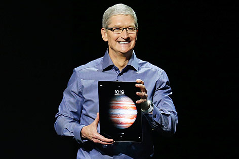 © Reuters/Beck Diefenbach Apple-Chef Tim Cook mit dem Ipad Pro