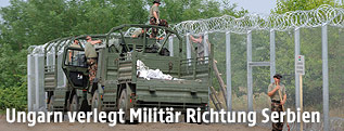 Ungarisches Militärfahrzeug an Grenzzaun