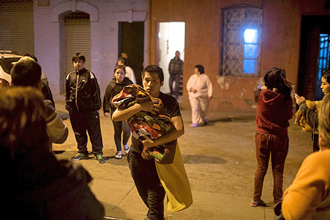 Menschen in Chile verlassen nach dem Beben ihre Häuser