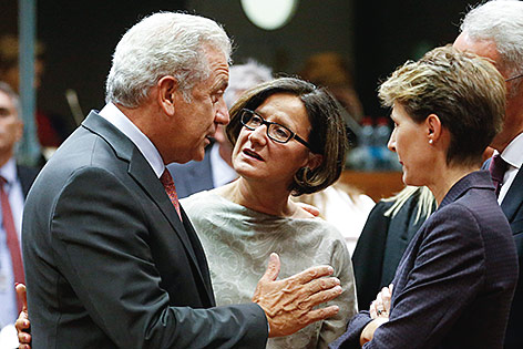 © APA/EPA/Oliver Hoslet Innenministerin Johanna Mikl-Leitner im Gespräch mit Dimitris Avramopoulos und Simonetta Sommaruga
