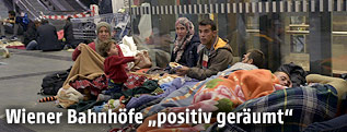 Schlafende Menschen am Wiener Hauptbahnhof