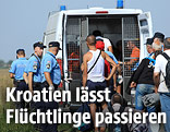 Kroatische Polizisten und Fl&uuml;chtlinge