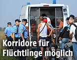 Kroatische Polizisten und Fl&uuml;chtlinge