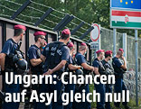 Polizisten an der ungarisch-serbischen Grenze