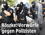 Ungarische, vermummte Polizisten in Röszke