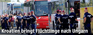 Polizisten an der kroatisch-ungarischen Grenze in Beremend