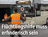 Fl&uuml;chtlingshelfer weist Bus ein