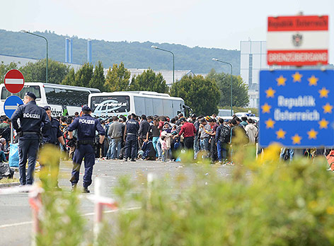© APA/Roland Schlager Flüchtlinge an der österreichischen Grenze zu Ungarn