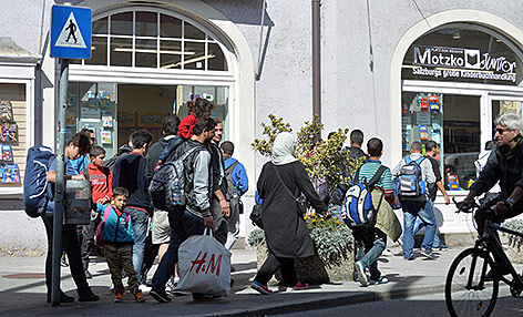 Flüchtlinge gehen durch Salzburg