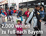 Flüchtlinge gehen zu Fuß in Salzburg