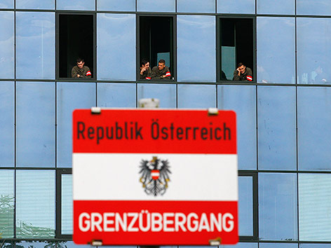 © Reuters/Leonhard Foeger Bundesheersoldaten blicken aus einem Gebäude heraus auf die österreichisch-slowenische Grenze