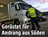 Polizist kontrolliert Grenz&uuml;bergang