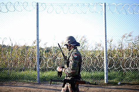 © Reuters/Dado Ruvic Soldat bewacht die Grenze zu Ungarn