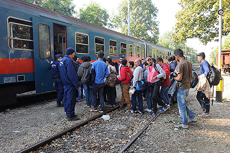 Flüchtlinge in Ungarn werden zu einem Zug gebracht