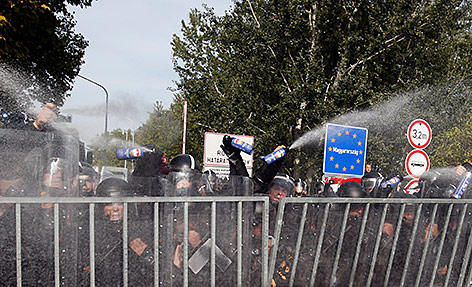 © APA/AP/Darko Vojinovic Ungarische Polizisten sprühen mit Pfefferspray