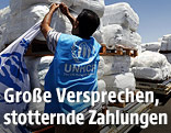 UNHCR-Mitarbeiter mit Hilfsgütern
