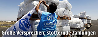 UNHCR-Mitarbeiter mit Hilfsg&uuml;tern