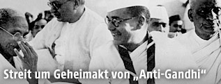 Subhash Chandra Bose (Mitte) im Gespräch mit Mahatma Gandhi (Links)