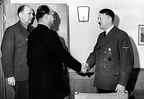 © picturedesk.com/SZ-Photo/Scherl Adolf Hitler empfängt in seinem Hauptquartier "Wolfsschanze"' im Mai 1942 den indischen Politiker und Nationalistenführer Subhas Chandra Bose zu einer längeren Unterredung.