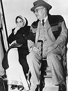 © picturedesk.com/United Archives Chandra Bose und seine Frau bei einem Besuch in Rom.