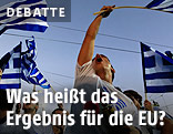 Menschen schwingen griechische Fahnen