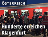 Fl&uuml;chtlinge am Bahnsteig