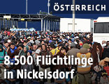 Fl&uuml;chtlinge warten auf dem ehemaligen Zollgel&auml;nde in Nickelsdorf auf Busse