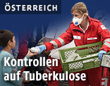 Helferin verteilt Essen in Nickelsdorf