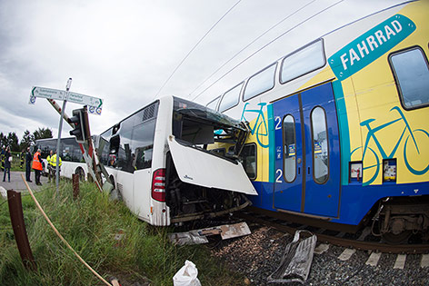 Zerstörter Bus und Zug