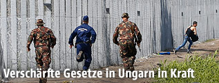 Flüchtling flüchtet vor der Ungarischen Grenzpolizei
