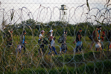 © AP/Matthias Schrader Flüchtlinge hinter dem Ungarischen Grenzzaun