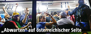 Fl&uuml;chtlinge in einem Bus