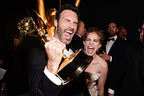 © AP/Invision for the Television Academy/Dan Steinberg Reid Scott und Anna Chlumsky mit dem Emmy