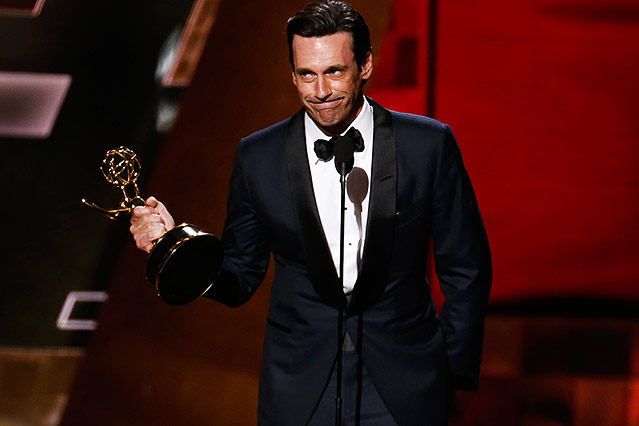 © Reuters/Lucy Nicholson Jon Hamm mit dem Emmy