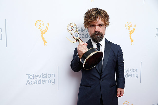 © AP/Invision for the Television Academy/Eric Jamison Peter Dinklage mit dem Emmy