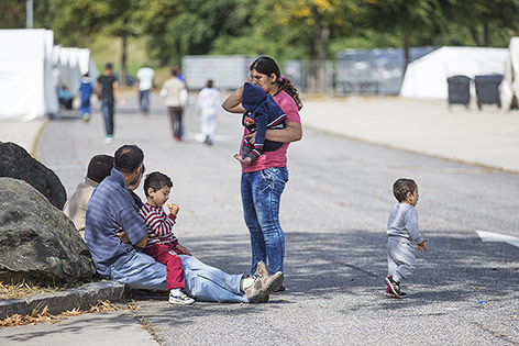 © APA/Erwin Scheriau Flüchtlingsfamilie mit Kindern an der slowenisch-steirischen Grenze