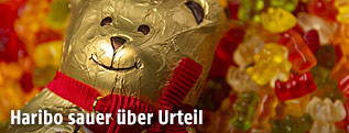 Ein Schokoladen-Goldbär von Lindt und Haribo Goldbären