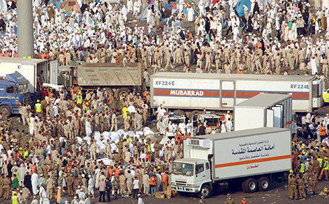© picturedesk.com/EPA Rettungskräfte in Mekka am 12. Jänner 2006