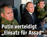 Russlands Pr&auml;sident Wladimir Putin neben russischen Milit&auml;rs